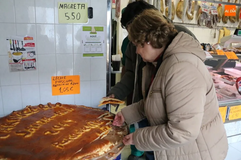 Foto 4 - Carnicer&iacute;a Santa Ana mantiene 15 a&ntilde;os despu&eacute;s el reparto de una empanada de Pascua entre sus...