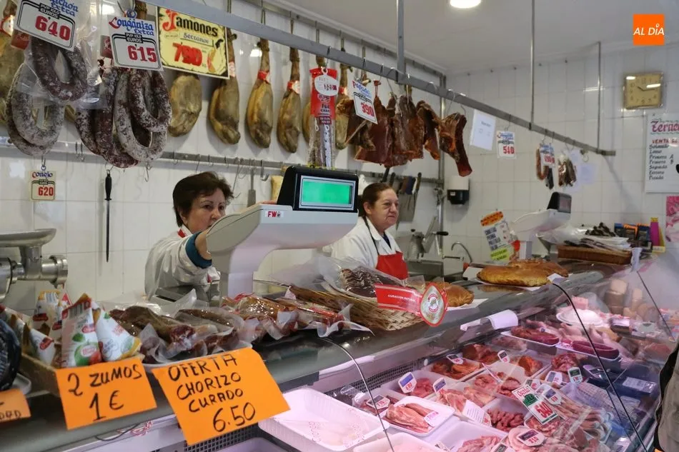 Foto 2 - Carnicer&iacute;a Santa Ana mantiene 15 a&ntilde;os despu&eacute;s el reparto de una empanada de Pascua entre sus...