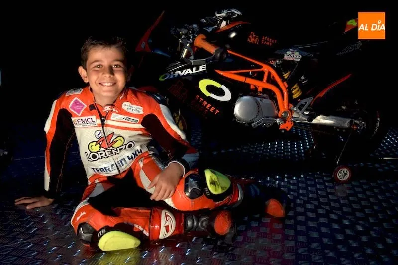 Sergio Verdugo junto a su moto de competición