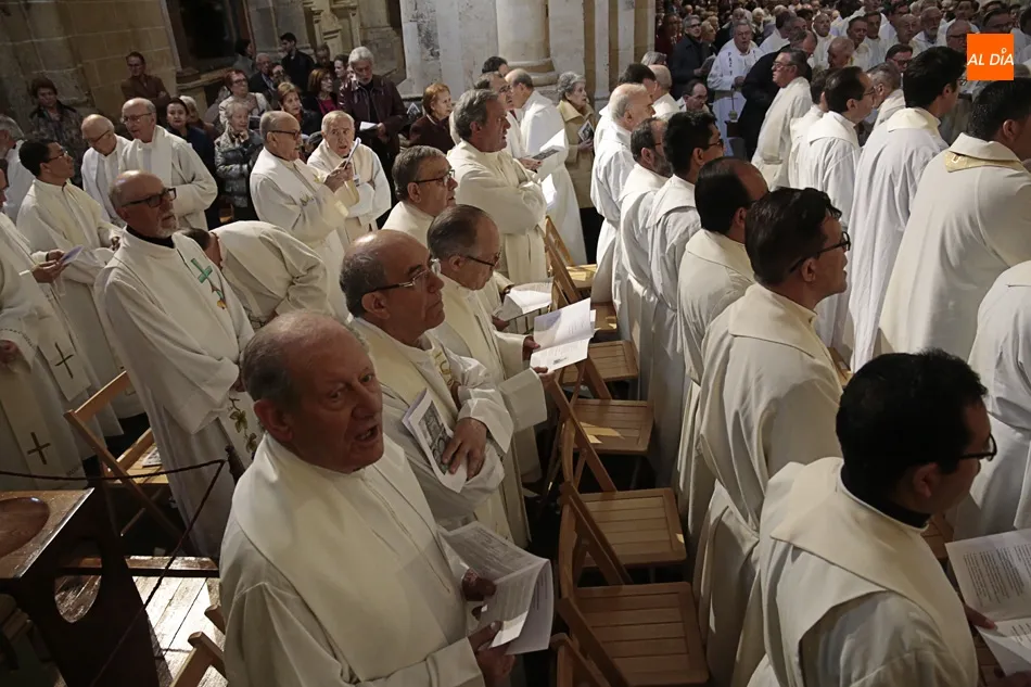 Foto 10 - La Misa Crismal re&uacute;ne en la Catedral Vieja a todos los presb&iacute;teros de la di&oacute;cesis  