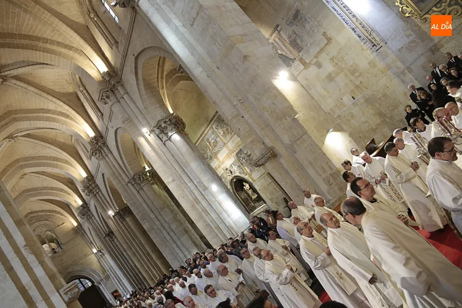 Foto 11 - La Misa Crismal re&uacute;ne en la Catedral Vieja a todos los presb&iacute;teros de la di&oacute;cesis  