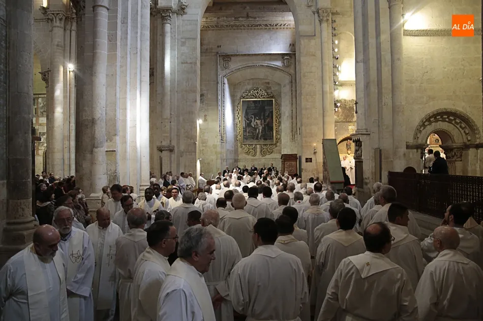 Foto 9 - La Misa Crismal re&uacute;ne en la Catedral Vieja a todos los presb&iacute;teros de la di&oacute;cesis  