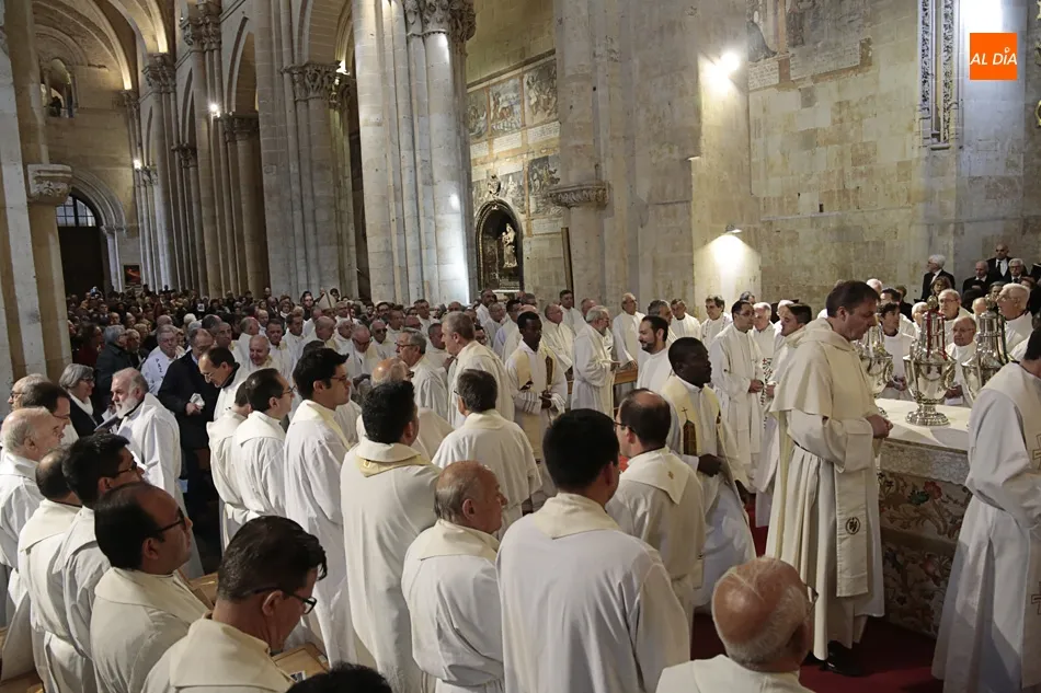 Foto 8 - La Misa Crismal re&uacute;ne en la Catedral Vieja a todos los presb&iacute;teros de la di&oacute;cesis  