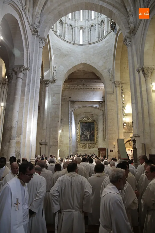 Foto 7 - La Misa Crismal re&uacute;ne en la Catedral Vieja a todos los presb&iacute;teros de la di&oacute;cesis  