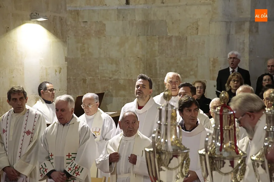 Foto 6 - La Misa Crismal re&uacute;ne en la Catedral Vieja a todos los presb&iacute;teros de la di&oacute;cesis  