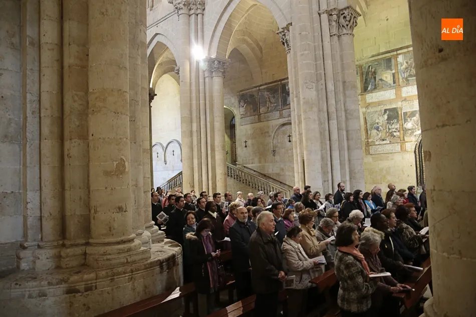 Foto 5 - La Misa Crismal re&uacute;ne en la Catedral Vieja a todos los presb&iacute;teros de la di&oacute;cesis  