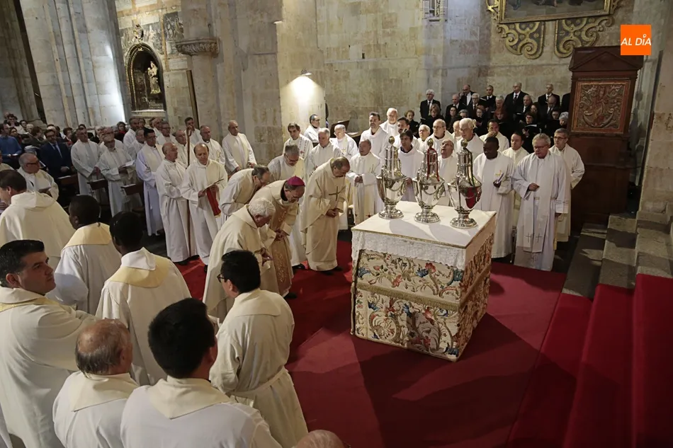 Foto 4 - La Misa Crismal re&uacute;ne en la Catedral Vieja a todos los presb&iacute;teros de la di&oacute;cesis  