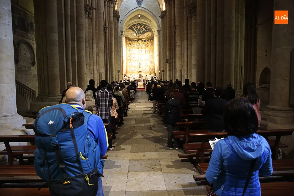 Foto 3 - La Misa Crismal re&uacute;ne en la Catedral Vieja a todos los presb&iacute;teros de la di&oacute;cesis  