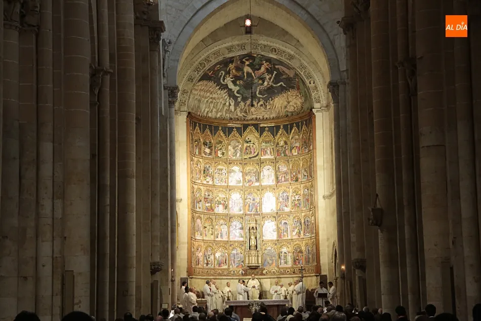 Foto 2 - La Misa Crismal re&uacute;ne en la Catedral Vieja a todos los presb&iacute;teros de la di&oacute;cesis  