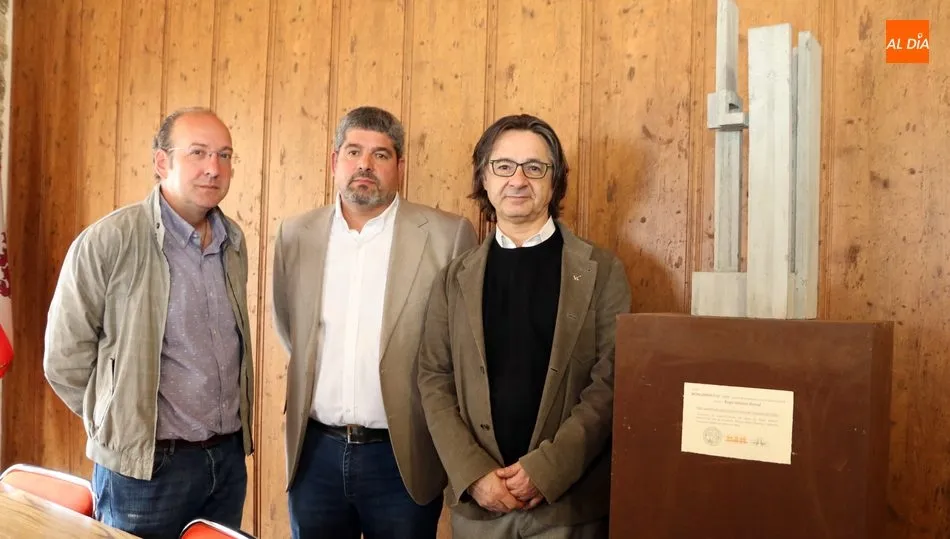 DE iz., a der., Iván del Arco, Jorge Rodríguez y Ángel Manuel Mateos junto al Monumento a la Democracia III / CORRAL