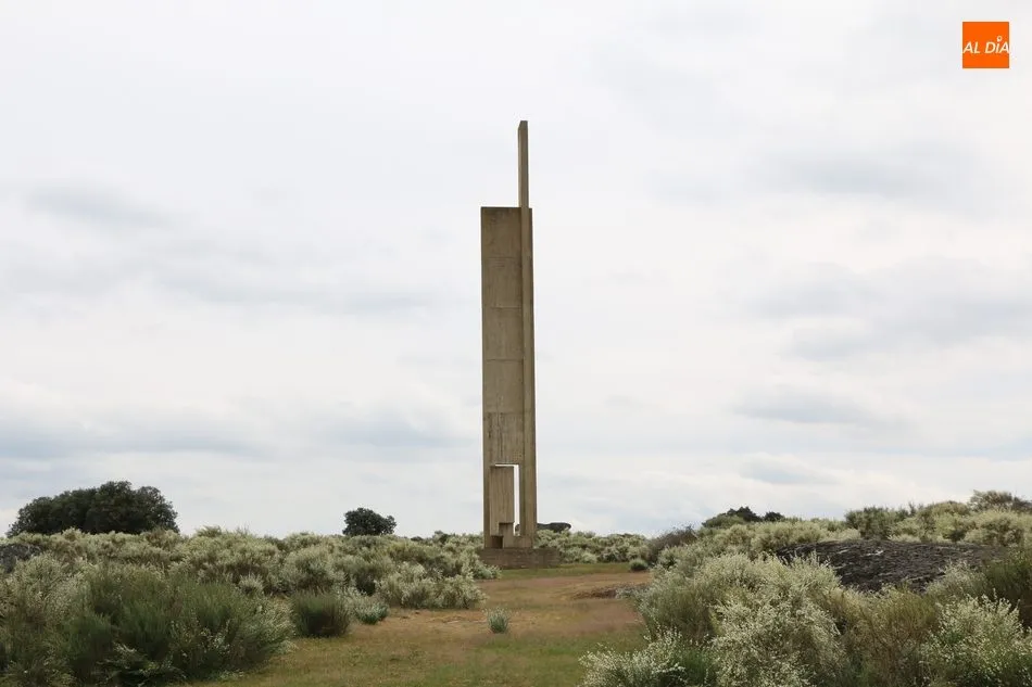 Foto 6 - El Ayuntamiento de Villavieja apadrina &lsquo;Monumento a la Democracia III&rsquo;, obra del escultor...