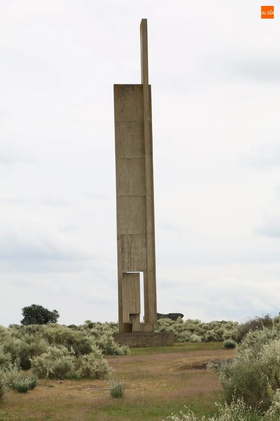 Foto 5 - El Ayuntamiento de Villavieja apadrina &lsquo;Monumento a la Democracia III&rsquo;, obra del escultor...