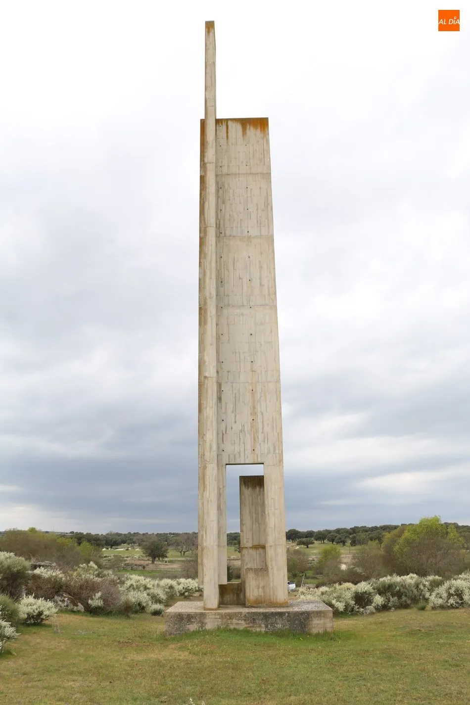 Foto 4 - El Ayuntamiento de Villavieja apadrina &lsquo;Monumento a la Democracia III&rsquo;, obra del escultor...