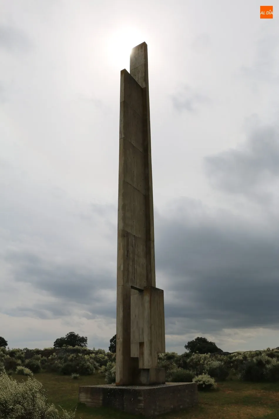 Foto 3 - El Ayuntamiento de Villavieja apadrina &lsquo;Monumento a la Democracia III&rsquo;, obra del escultor...