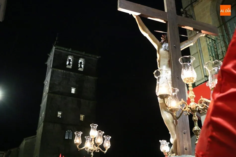 Foto 10 - La lluvia respeta la procesi&oacute;n del Silencio con el Cristo de la Agon&iacute;a  