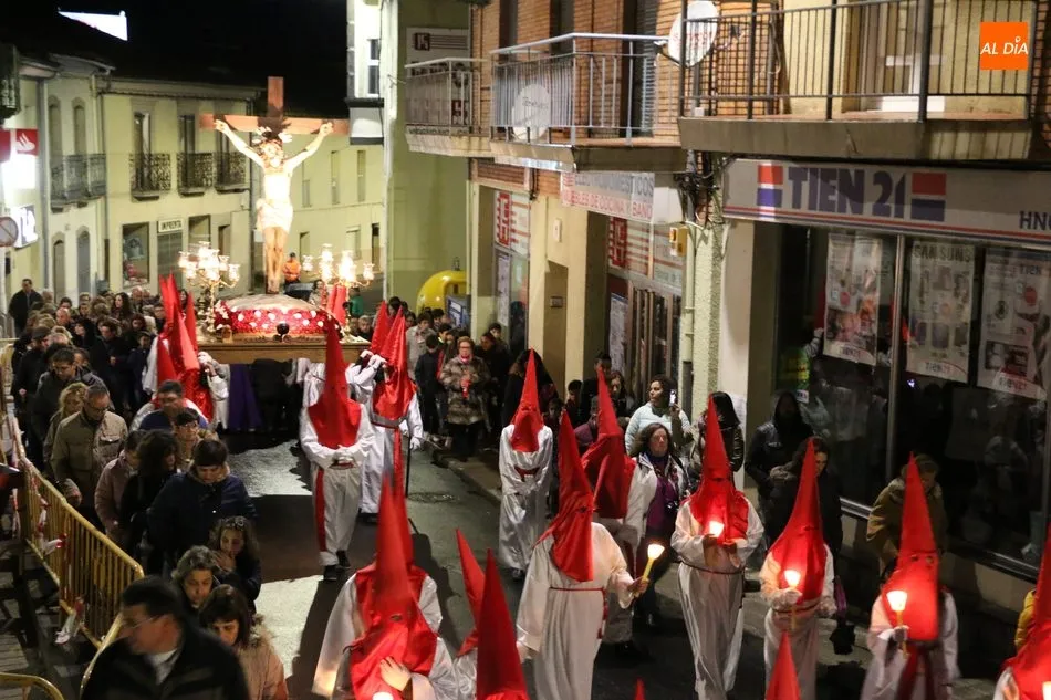 Foto 7 - La lluvia respeta la procesi&oacute;n del Silencio con el Cristo de la Agon&iacute;a  