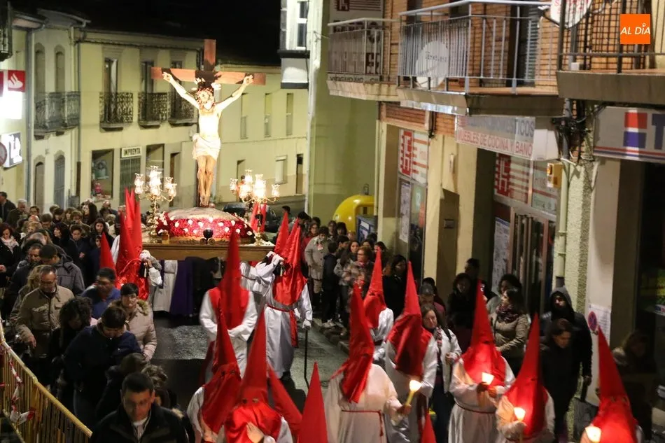 Foto 5 - La lluvia respeta la procesi&oacute;n del Silencio con el Cristo de la Agon&iacute;a  