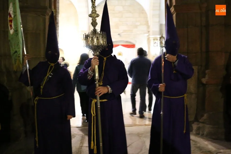 Foto 3 - La lluvia respeta la procesi&oacute;n del Silencio con el Cristo de la Agon&iacute;a  