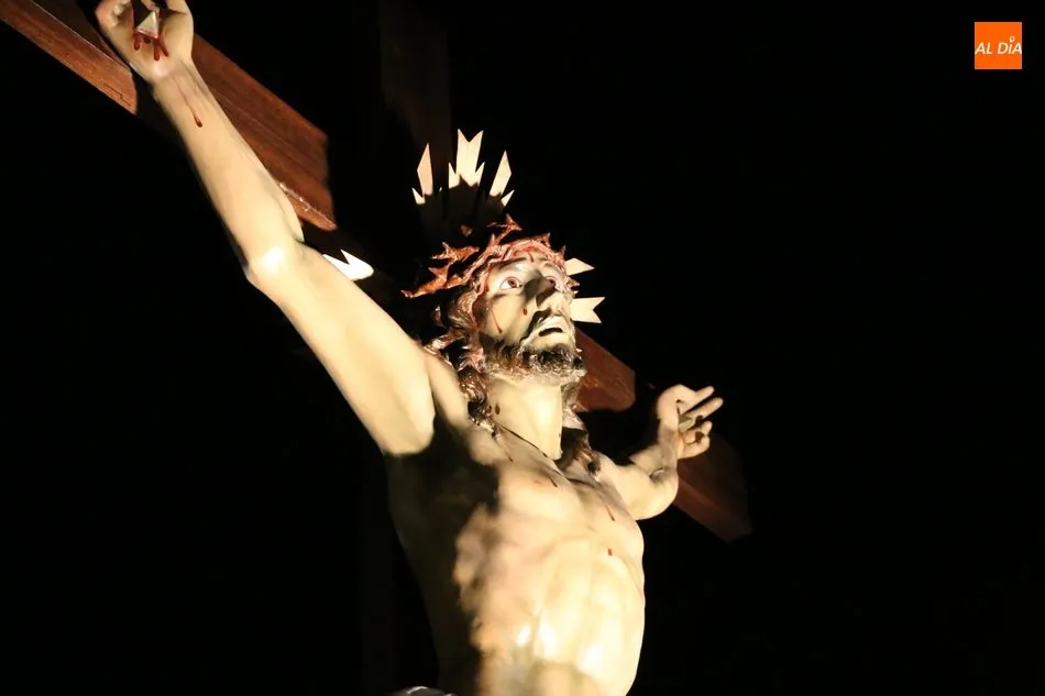 Foto 2 - La lluvia respeta la procesi&oacute;n del Silencio con el Cristo de la Agon&iacute;a  