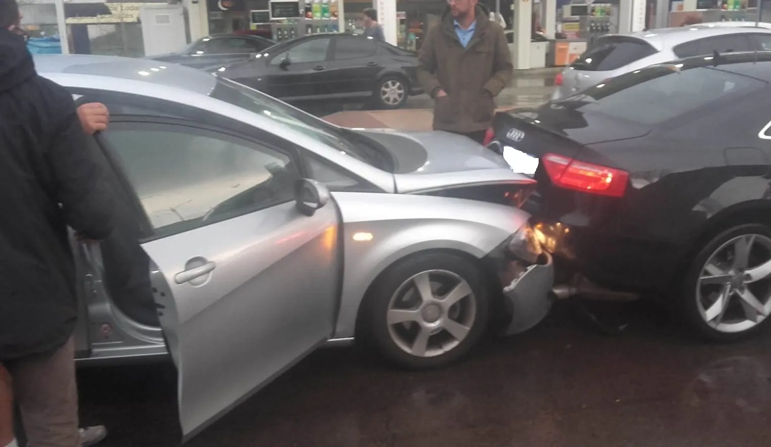 Foto 2 - Tres turismos se ven implicados en un accidente por alcance en la Avenida de Salamanca  