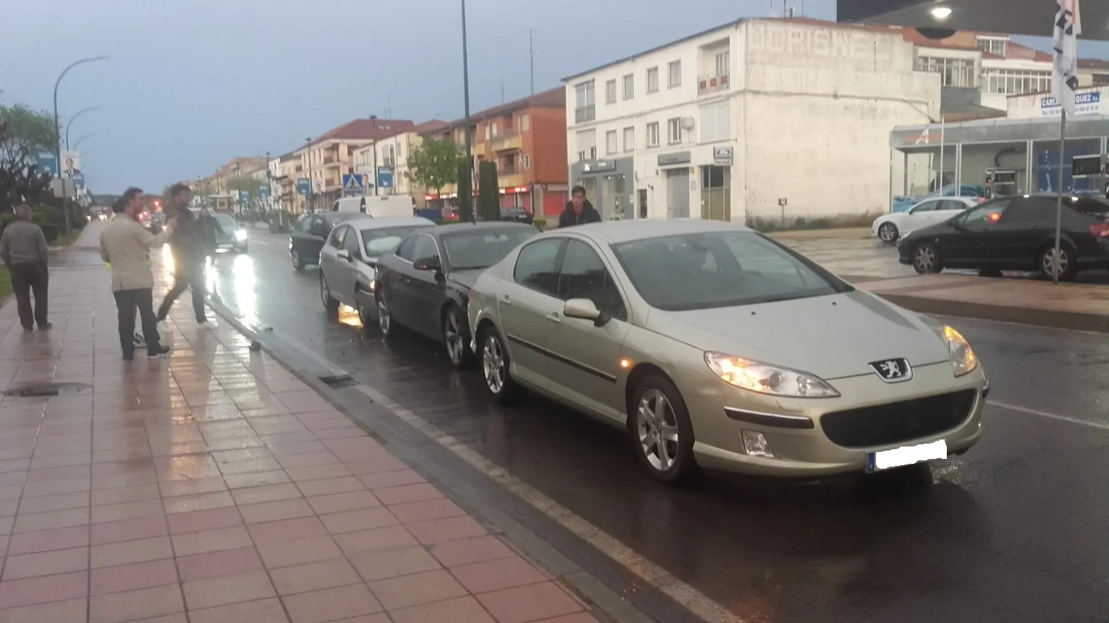 Foto 5 - Tres turismos se ven implicados en un accidente por alcance en la Avenida de Salamanca  