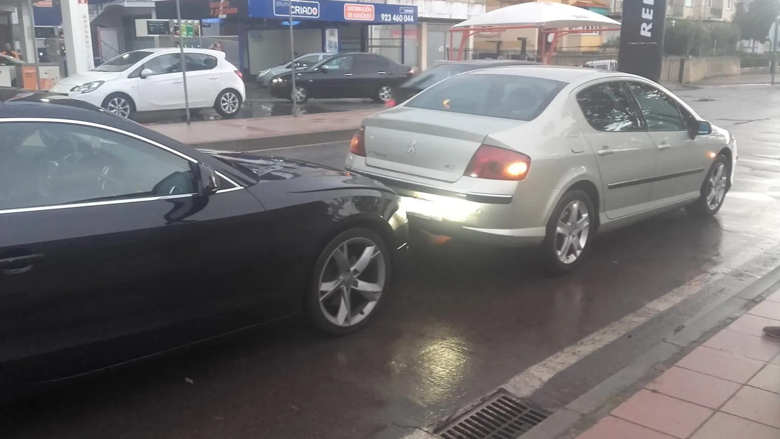 Foto 3 - Tres turismos se ven implicados en un accidente por alcance en la Avenida de Salamanca  