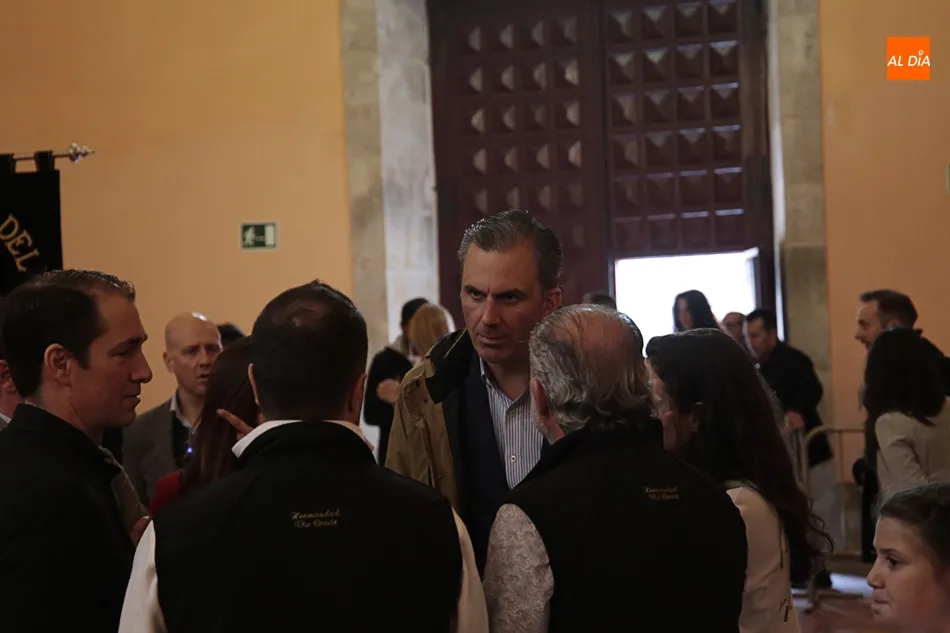 Foto 11 - Ortega Smith se empapa de la Semana Santa de Salamanca