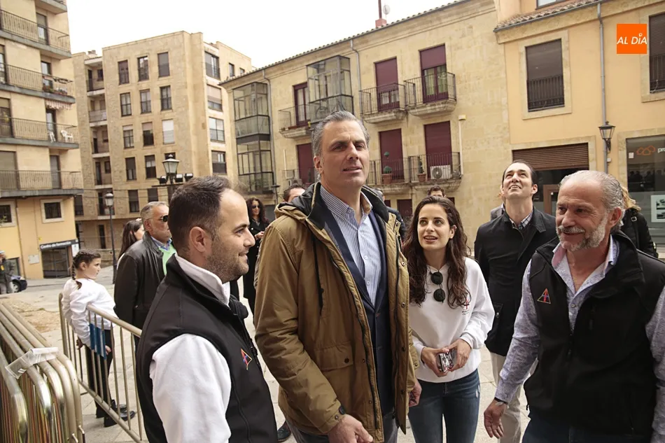 Foto 9 - Ortega Smith se empapa de la Semana Santa de Salamanca