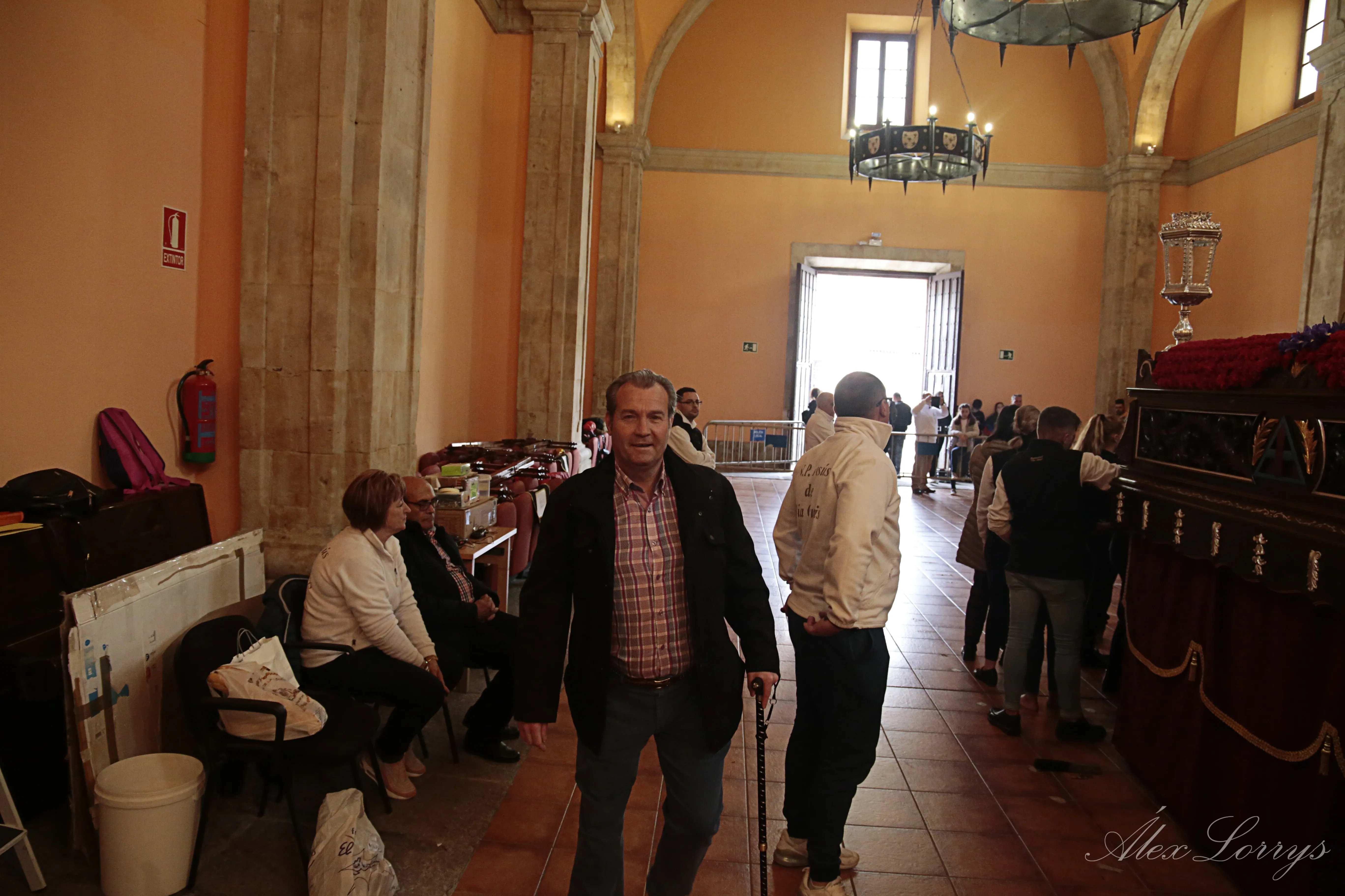 Foto 2 - Ortega Smith se empapa de la Semana Santa de Salamanca