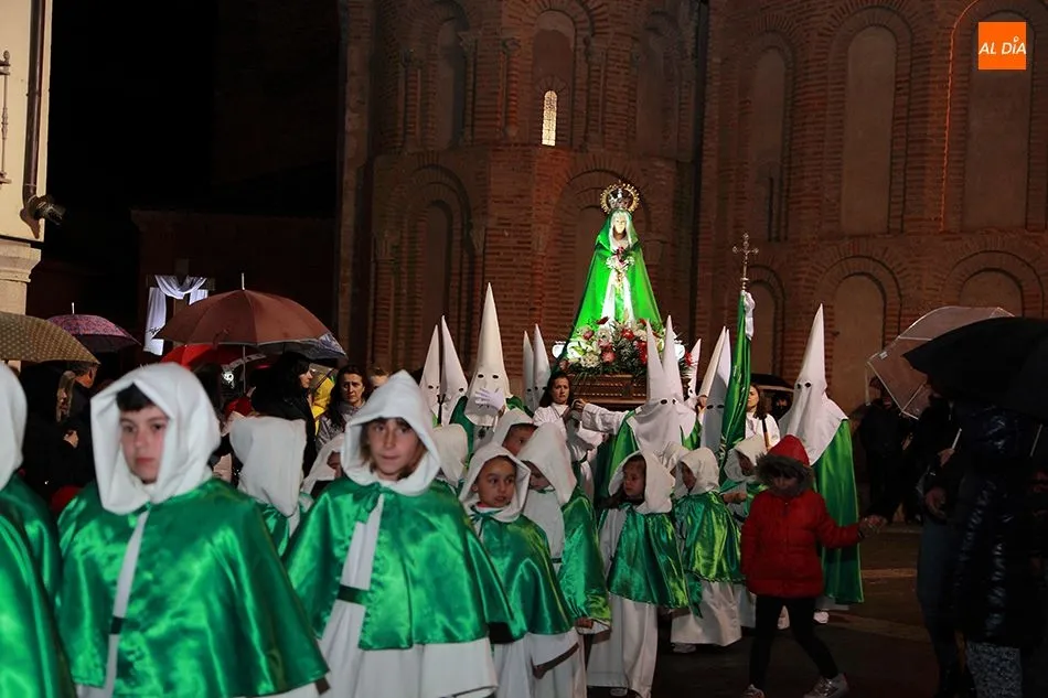 La Cofradía de la Cruz y del Amor rodeó la Plaza Mayor
