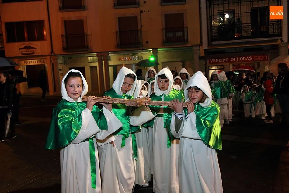 Foto 11 - La lluvia obliga a recortar la procesi&oacute;n de la Cofrad&iacute;a de la Cruz y del Amor