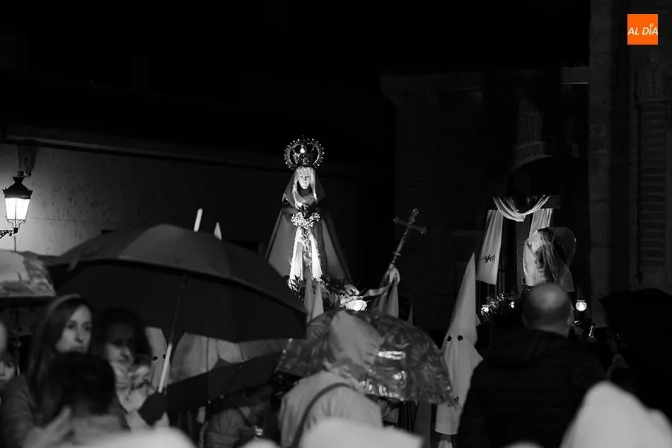 Foto 10 - La lluvia obliga a recortar la procesi&oacute;n de la Cofrad&iacute;a de la Cruz y del Amor