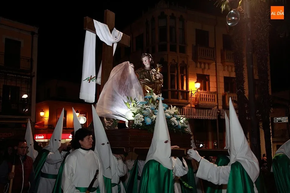 Foto 9 - La lluvia obliga a recortar la procesi&oacute;n de la Cofrad&iacute;a de la Cruz y del Amor
