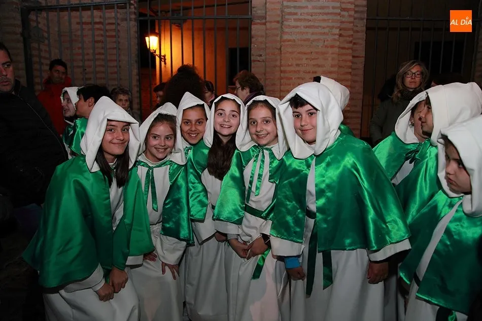 Foto 8 - La lluvia obliga a recortar la procesi&oacute;n de la Cofrad&iacute;a de la Cruz y del Amor