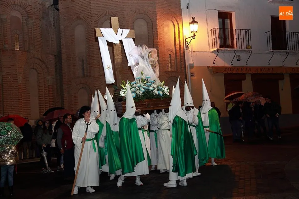 Foto 7 - La lluvia obliga a recortar la procesi&oacute;n de la Cofrad&iacute;a de la Cruz y del Amor