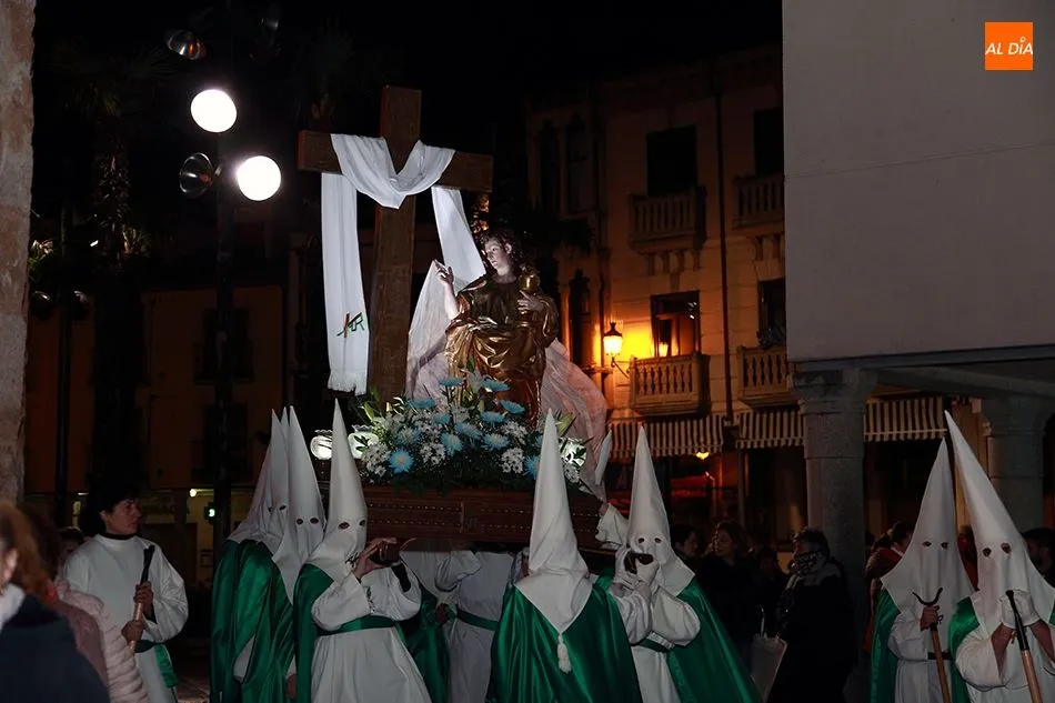 Foto 6 - La lluvia obliga a recortar la procesi&oacute;n de la Cofrad&iacute;a de la Cruz y del Amor
