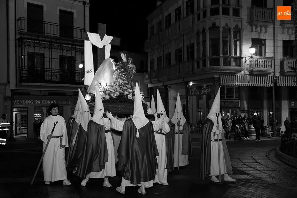 Foto 5 - La lluvia obliga a recortar la procesi&oacute;n de la Cofrad&iacute;a de la Cruz y del Amor