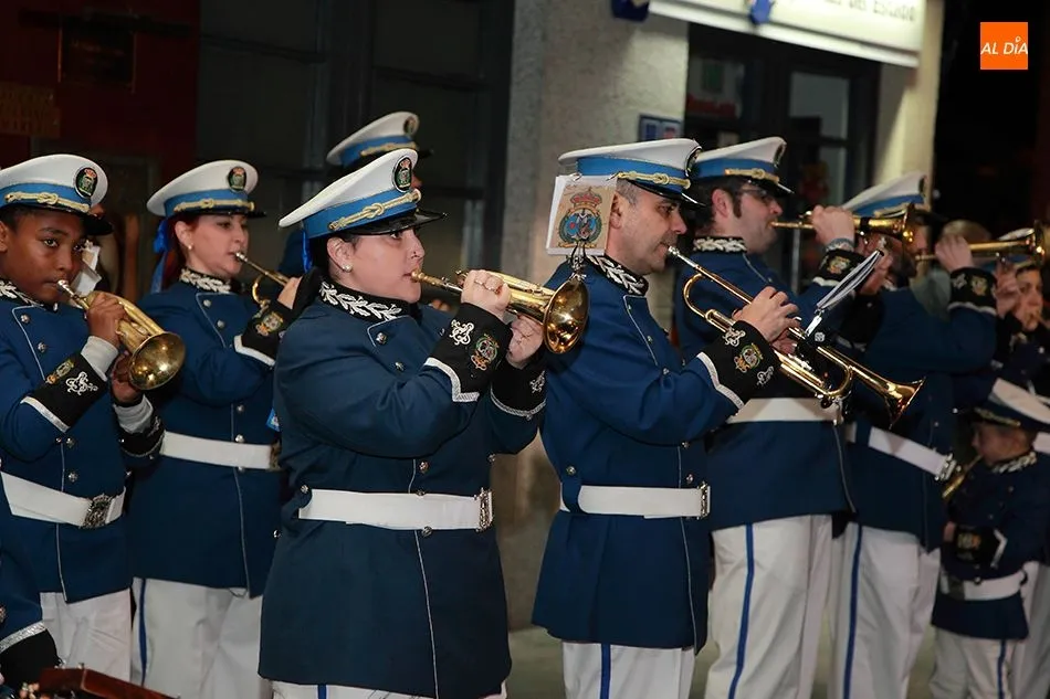 Foto 4 - La lluvia obliga a recortar la procesi&oacute;n de la Cofrad&iacute;a de la Cruz y del Amor