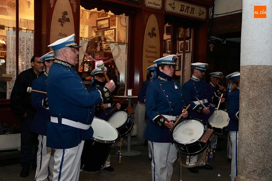Foto 3 - La lluvia obliga a recortar la procesi&oacute;n de la Cofrad&iacute;a de la Cruz y del Amor