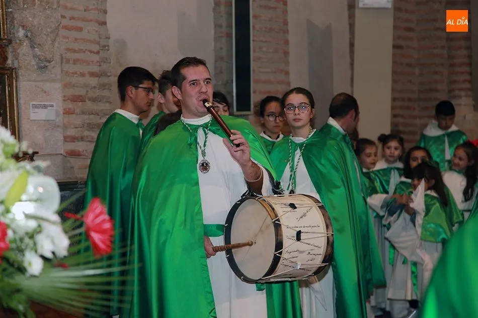 Foto 2 - La lluvia obliga a recortar la procesi&oacute;n de la Cofrad&iacute;a de la Cruz y del Amor