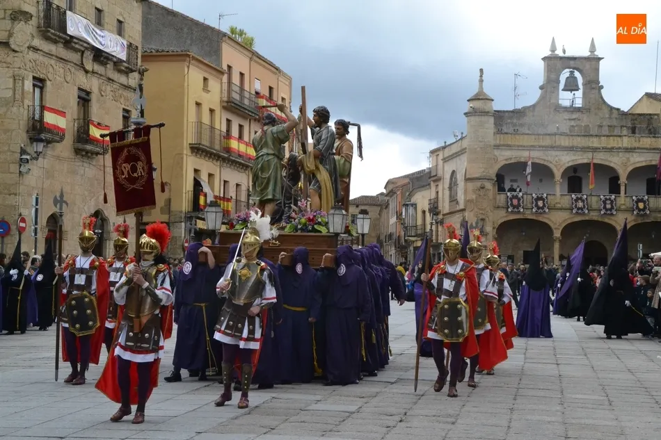 Foto 4 - &lsquo;El Paso a la Agon&iacute;a&rsquo; tomando riesgos, y La Santa Cruz sin tomarlos, esquivan el agua  