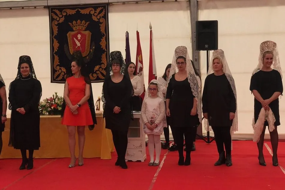 Foto 9 - El desfile de peinetas y mantillas acapara la atenci&oacute;n del p&uacute;blico en la Feria de Vitigudino