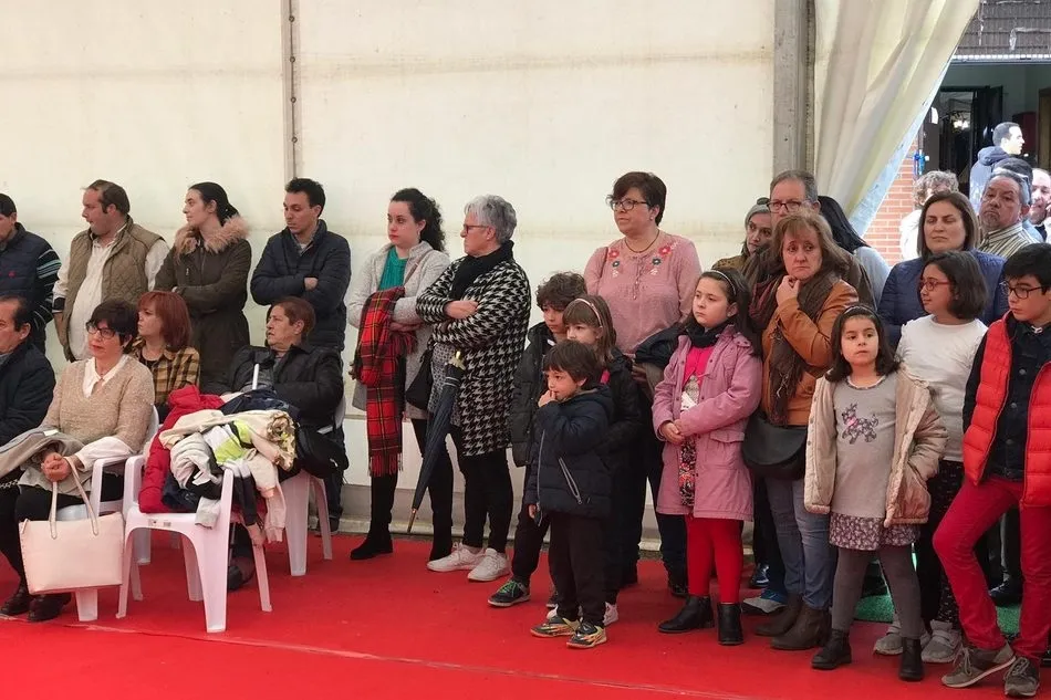 Foto 8 - El desfile de peinetas y mantillas acapara la atenci&oacute;n del p&uacute;blico en la Feria de Vitigudino