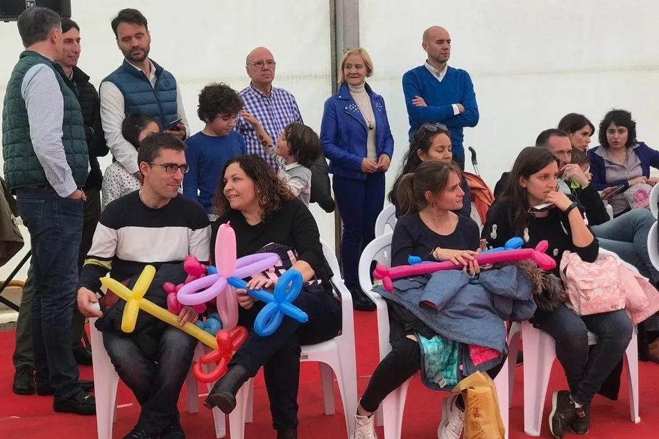 Foto 7 - El desfile de peinetas y mantillas acapara la atenci&oacute;n del p&uacute;blico en la Feria de Vitigudino