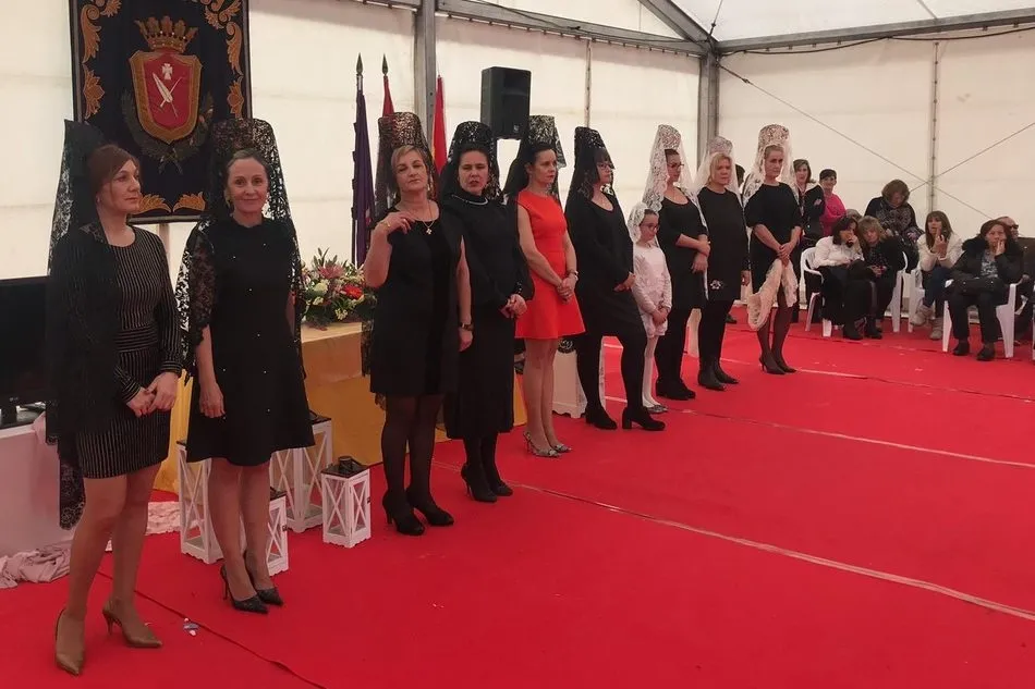 Foto 3 - El desfile de peinetas y mantillas acapara la atenci&oacute;n del p&uacute;blico en la Feria de Vitigudino
