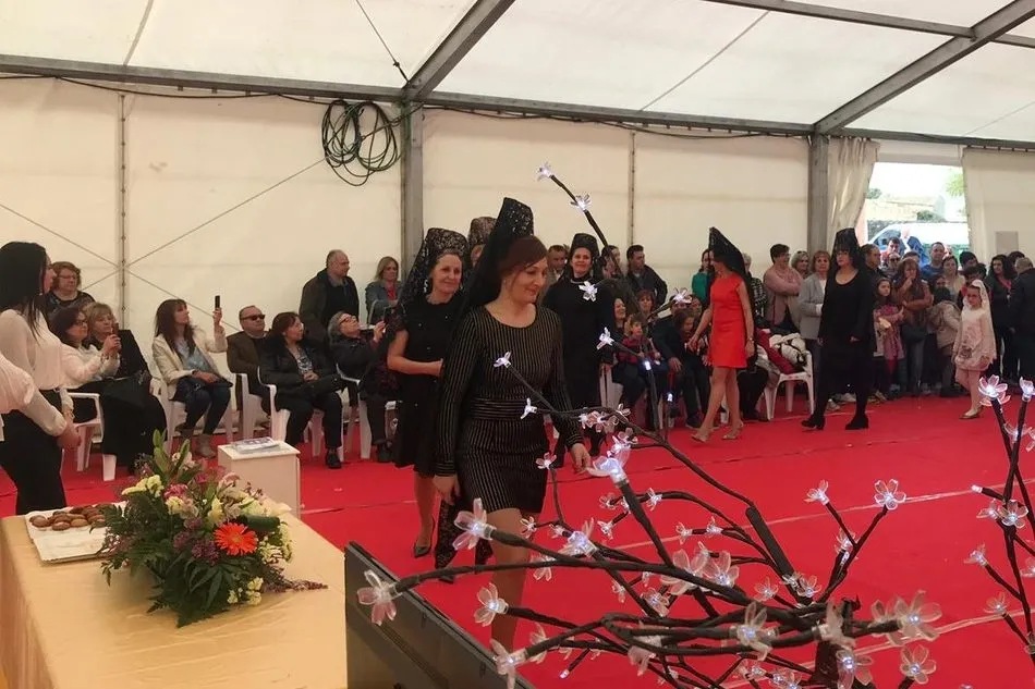 Foto 2 - El desfile de peinetas y mantillas acapara la atenci&oacute;n del p&uacute;blico en la Feria de Vitigudino