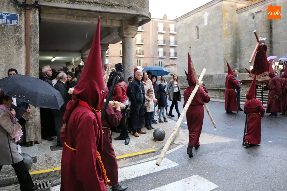 Foto 11 - La lluvia obliga a recoger los pasos en la procesi&oacute;n de la Pasi&oacute;n  