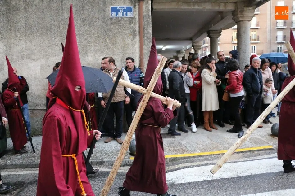 Foto 10 - La lluvia obliga a recoger los pasos en la procesi&oacute;n de la Pasi&oacute;n  
