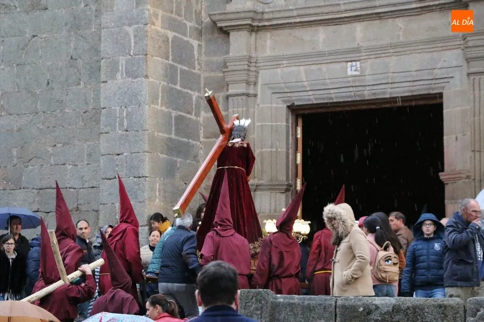 Foto 8 - La lluvia obliga a recoger los pasos en la procesi&oacute;n de la Pasi&oacute;n  