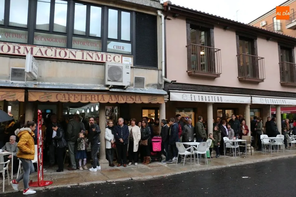 Foto 7 - La lluvia obliga a recoger los pasos en la procesi&oacute;n de la Pasi&oacute;n  